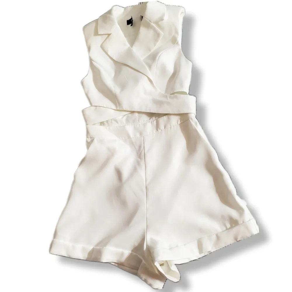 NWOT Lulus Posh and Flirty White Collared Cutout Sleeveless Romper Sz S - Picture 1 of 13